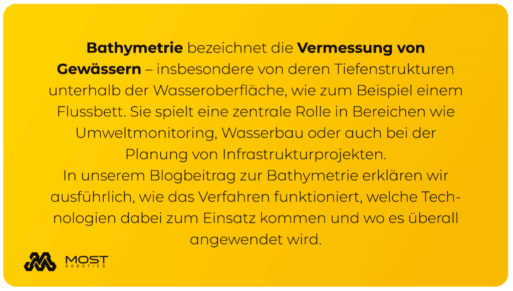 Bathymetrie beschreibt die Vermessung von Gewässerböden – also die topografische Erfassung von Seen, Flüssen, Küstenzonen oder Meeresgrund. Ähnlich wie bei der Kartierung von Landoberflächen entsteht dabei ein digitales Höhenmodell – nur eben unter Wasser.
Die gewonnenen Daten liefern nicht nur Informationen über die Tiefe des Wassers, sondern auch über die Struktur des Untergrunds: Sedimente, Felsformationen, Böschungen oder künstliche Objekte wie Rohre oder Altlasten. Bathymetrie ist damit ein unverzichtbares Werkzeug in der Wasserwirtschaft, Bauplanung, Forschung und Umweltüberwachung.
