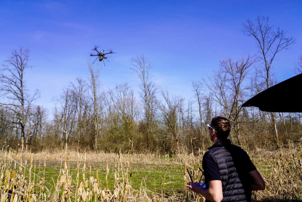 Stefan startet die Befliegung mit der Hexadrone Tundra 2 Vermessung Fluss Bathymetrie YellowScan Yellow Scan Navigator